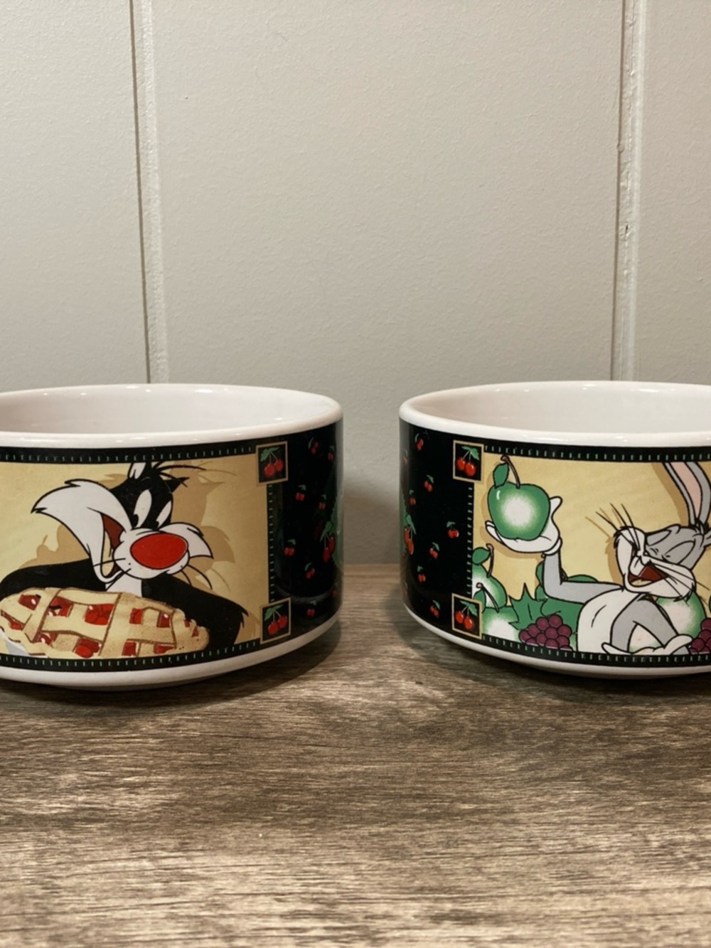 Warner Bros. Looney Tunes Ceramic Serving Bowls - White, Black, Green, Red
